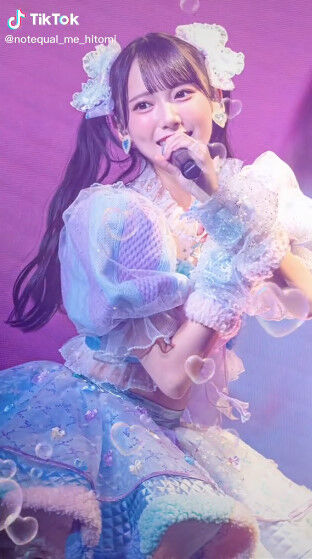ノイミー] 鈴木瞳美「（TikTok更新）サマチョコ衣装のかわいさを全世界