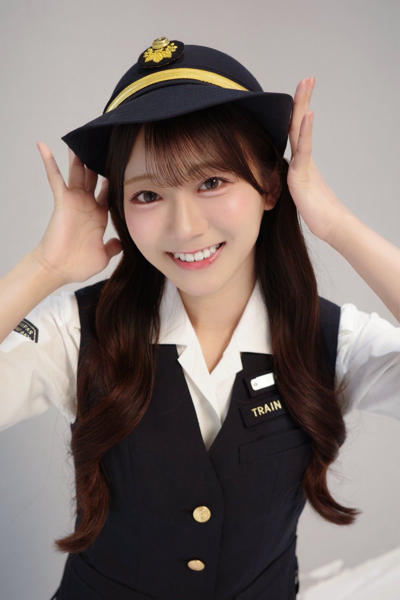 ニアジョイ] 「≒JOY」×「JR東海」推し旅、制服を着用のオフショット
