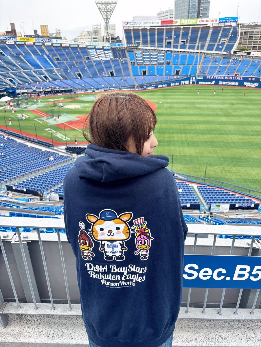 イコラブ] 瀧脇笙古、雨でも来てたの！？「カッパ姿もキャワ」ハマスタ