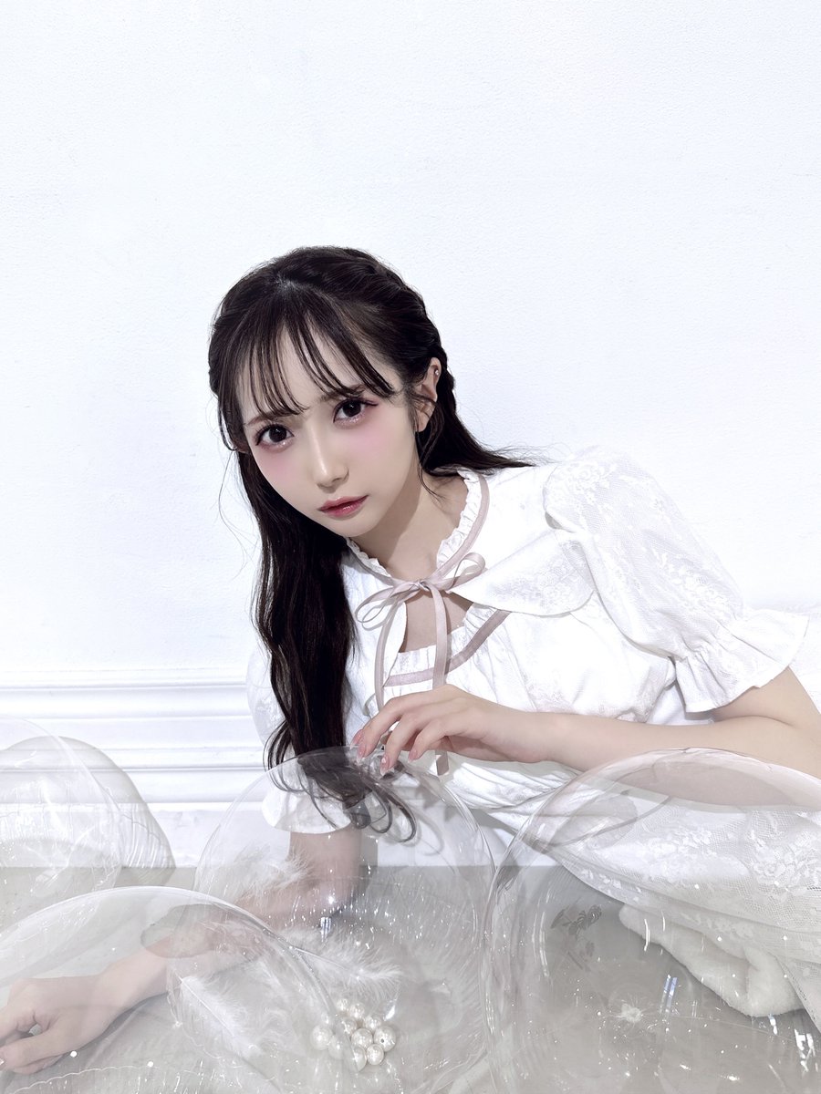 ノイミー] 鈴木瞳美、谷崎早耶×evelyn『 2024 Spring Collection 』の