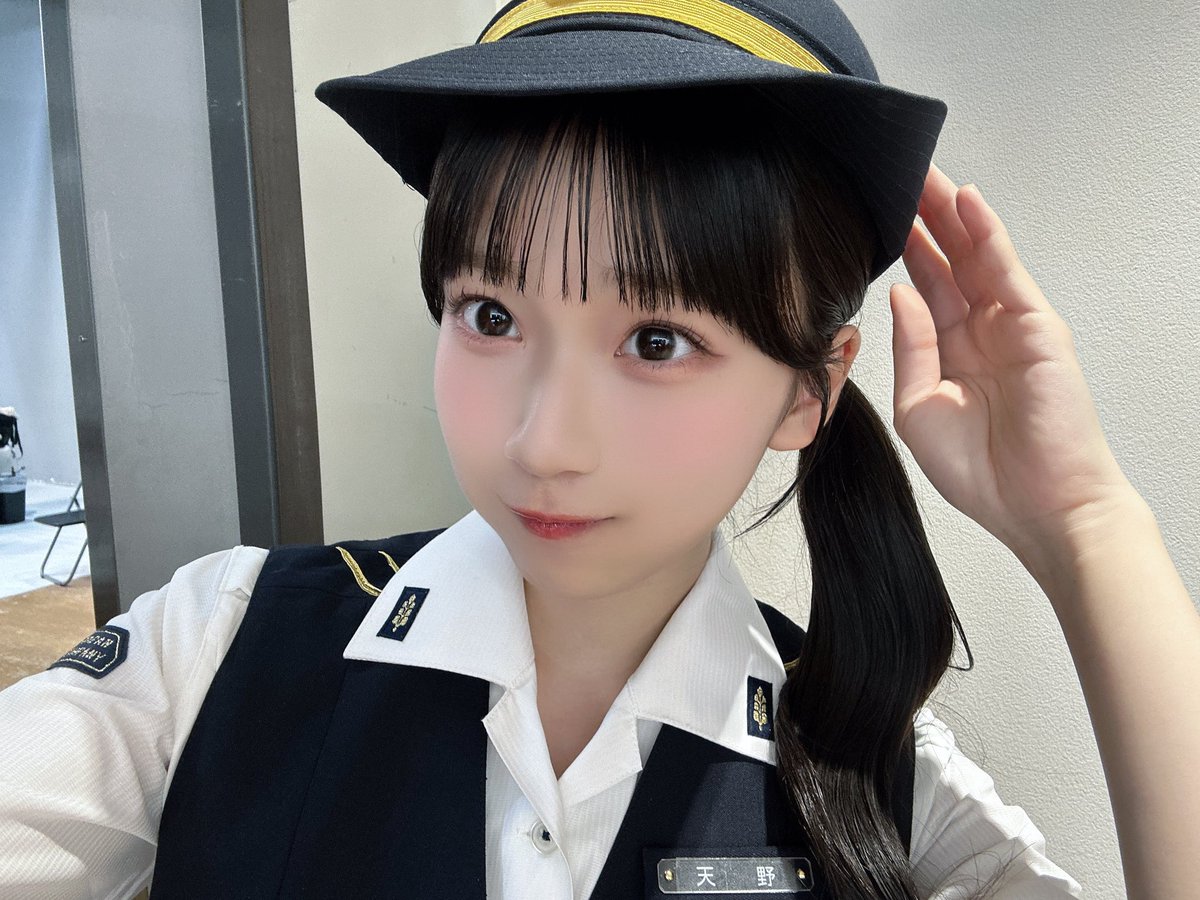 ニアジョイ] 「≒JOY」×「JR東海」推し旅、制服を着用のオフショット