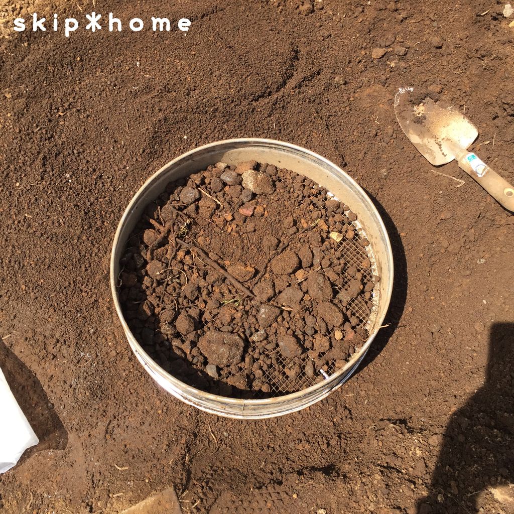 庭の土作りを手伝っています 芝生の庭は男のロマン 2 Skip Home 家を建てる