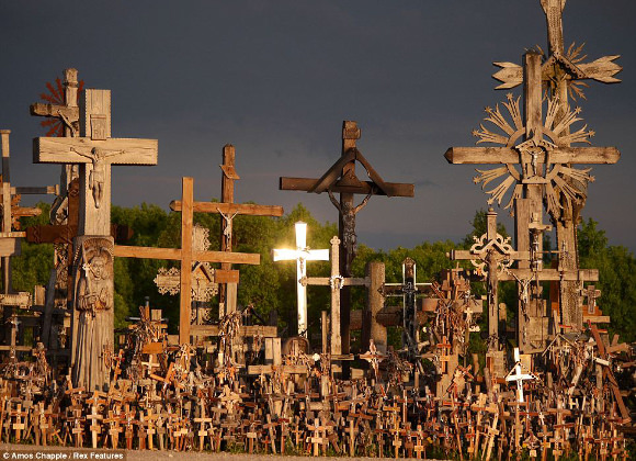 無数の十字架が立てられた丘 リトアニアの 十字架の丘 超常科学 キリキリバサラ