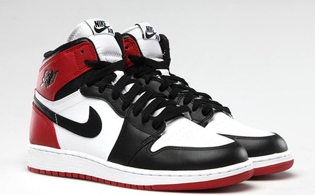 air-jordan-1-black-toe2-619x384