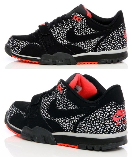 NIKE AIR TRAINER 1 LOW STblk/blk-w.gry-lsr crmsn