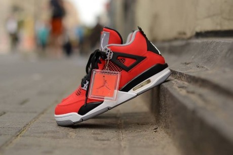 NIKE Air Jordan IV Retro Toro