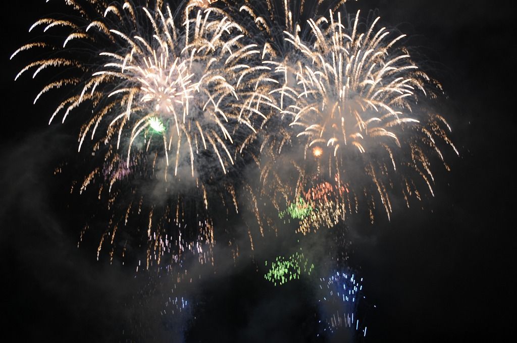 泉区民まつりの花火大会から 七北田公園都市緑化ホール