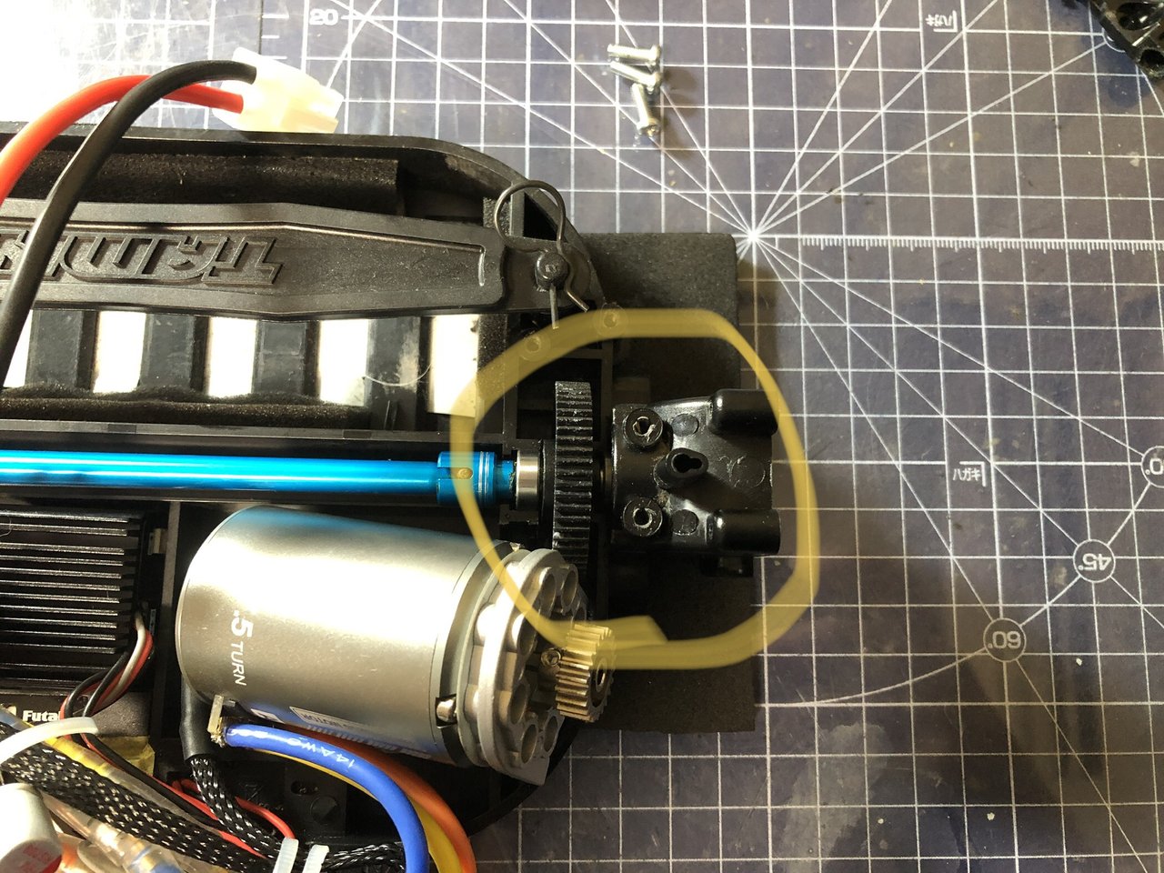 TT-01の修理 ドリルで穴あけとか : 小学生の息子とラジコン始めました。