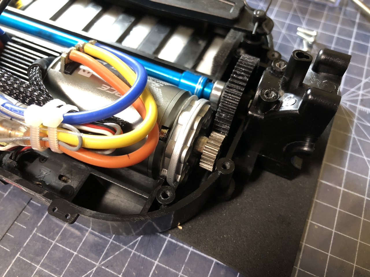 TT-01の修理 ドリルで穴あけとか : 小学生の息子とラジコン始めました。