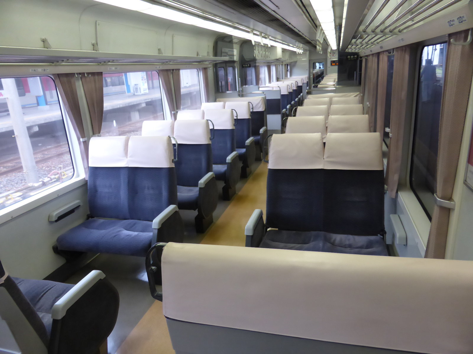 キハ75と国鉄標準色のキハ48 けれど空は青 日本全国鉄道旅行記ブログ