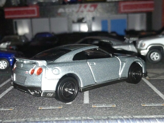 NISSAN GT-R [R35] (2017Modl) / Ultimate Metal Silver 《TOMICA》No.23 2016 ...
