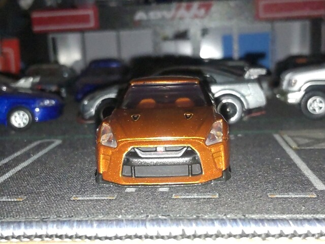 NISSAN GT-R [R35] (2017Model) / Ultimate Shiny Orenge 《TOMICA》No.23 ...