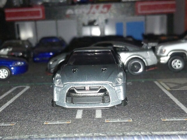 NISSAN GT-R [R35] (2017Modl) / Ultimate Metal Silver 《TOMICA》No.23 2016 ...