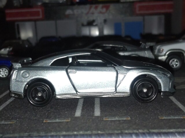 NISSAN GT-R [R35] (2017Modl) / Ultimate Metal Silver 《TOMICA》No.23 2016 ...