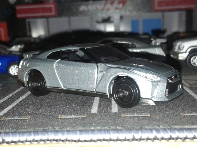 NISSAN GT-R [R35] (2017Modl) / Ultimate Metal Silver 《TOMICA》No.23 2016 ...