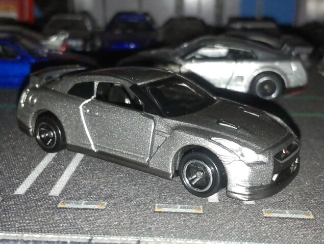 NISSAN GT-R [R35] (2008Model） / Ultimate Metal Silver《TOMICA》No.94 2008 ...