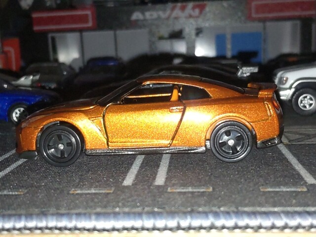 NISSAN GT-R [R35] (2017Model) / Ultimate Shiny Orenge 《TOMICA》No.23 ...