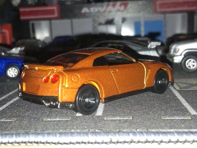 NISSAN GT-R [R35] (2017Model) / Ultimate Shiny Orenge 《TOMICA》No.23 ...