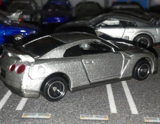 NISSAN GT-R [R35] (2008Model） / Ultimate Metal Silver《TOMICA》No.94 2008 ...