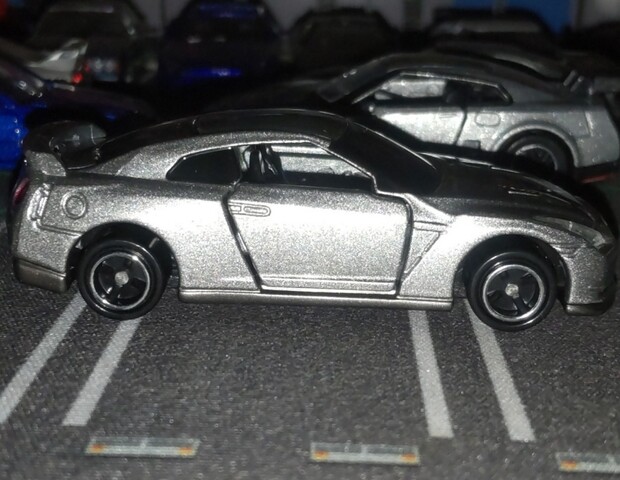 NISSAN GT-R [R35] (2008Model） / Ultimate Metal Silver《TOMICA》No.94 2008 ...