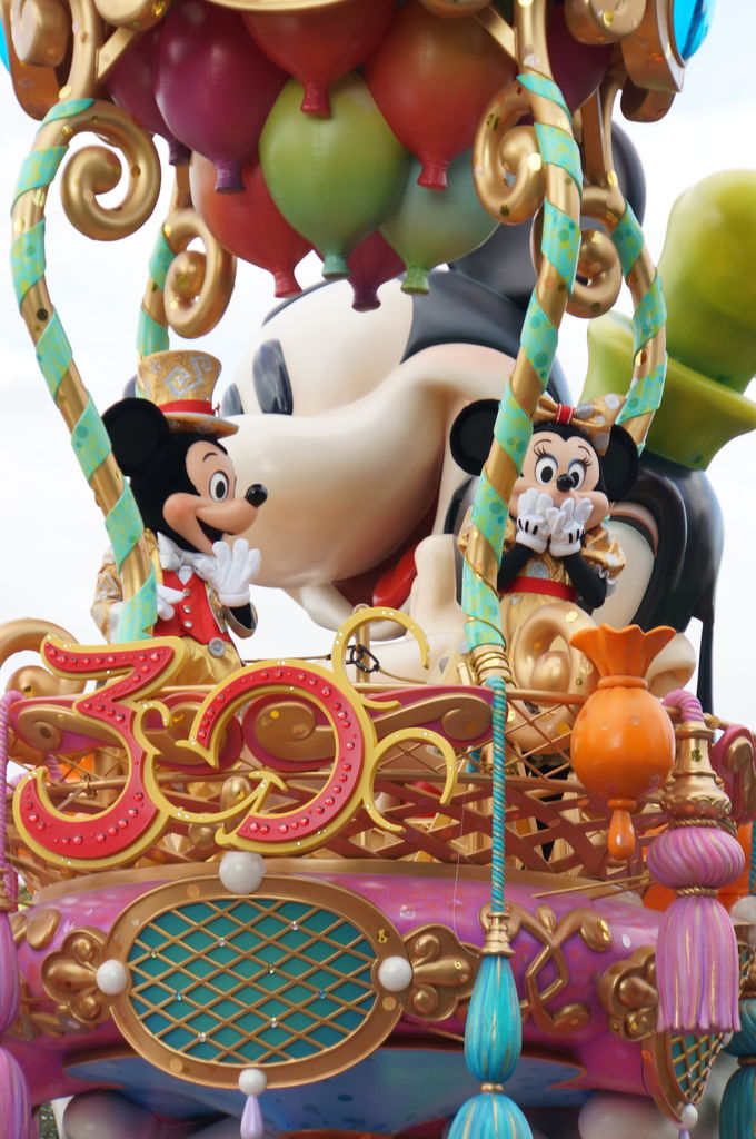 ハピネス イズ ヒアのミッキーと スカイままの曇りのち晴れ時々disney Walking