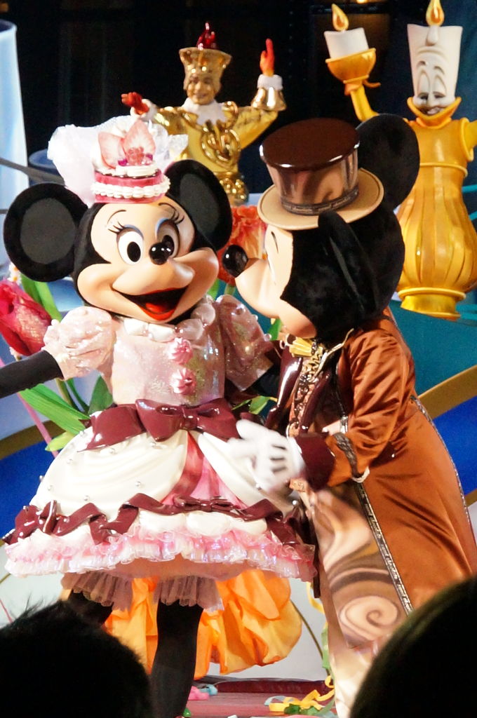 ミッキーとミニーちゃんのラブラブ画像 テーブルにて スカイままの曇りのち晴れ時々disney Walking