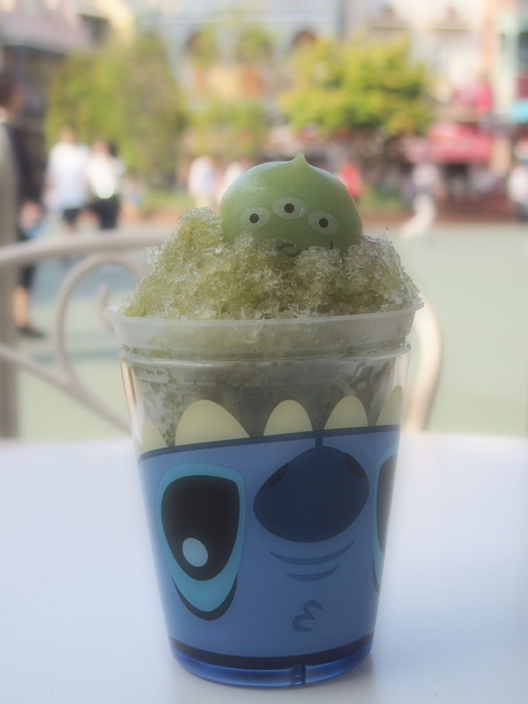 スティッチのスーベニアと抹茶のシェイブアイス スカイままの曇りのち晴れ時々disney Walking
