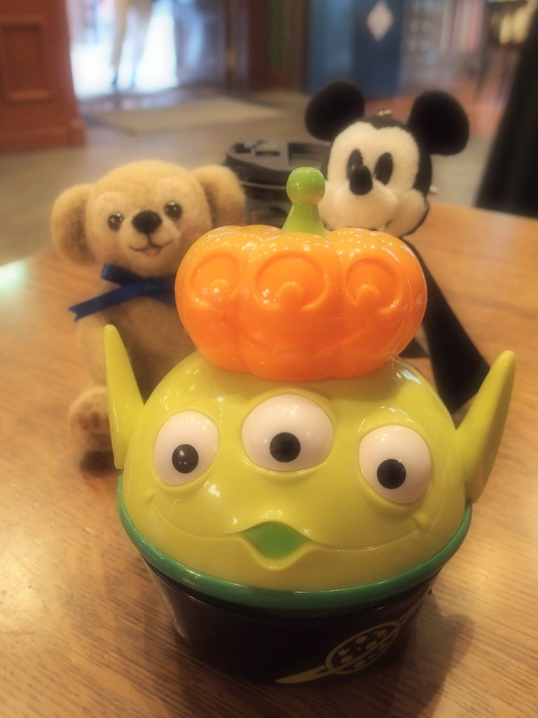 ハロウィンのリトルグリーンまん スカイままの曇りのち晴れ時々disney Walking