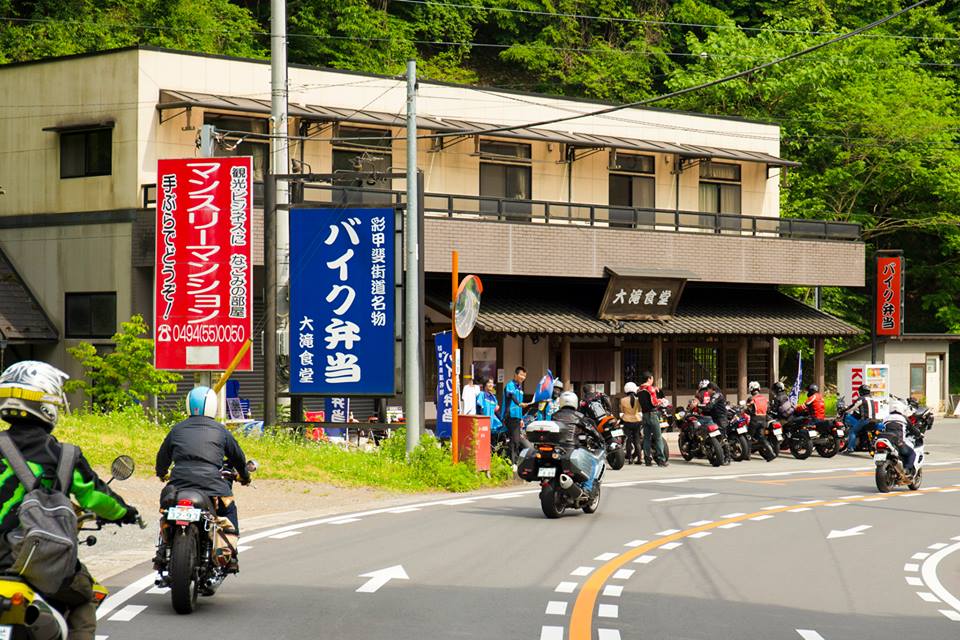 白いtシャツと黒いバイク イベント 秩父大滝食堂 Hello Rider