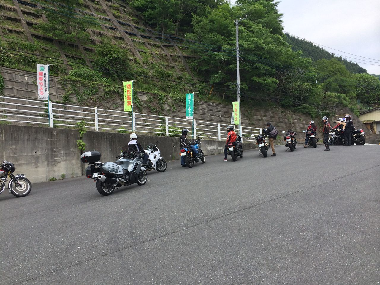 白いtシャツと黒いバイク イベント 秩父大滝食堂 Hello Rider