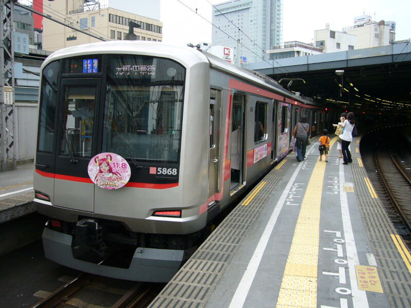 仮面ライダー＆プリキュアラッピング電車 : daijiroの放浪旅写真館