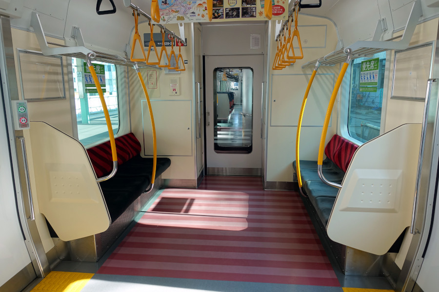 車体の前後で異なる独特の座席配置を採用 JR東日本 E129系 : daijiroの