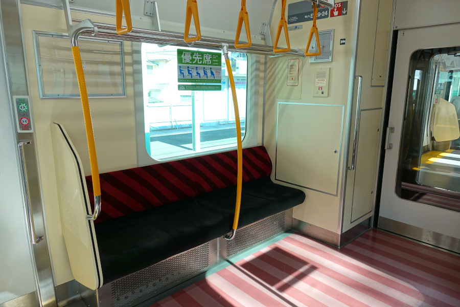 車体の前後で異なる独特の座席配置を採用 JR東日本 E129系 : daijiroの