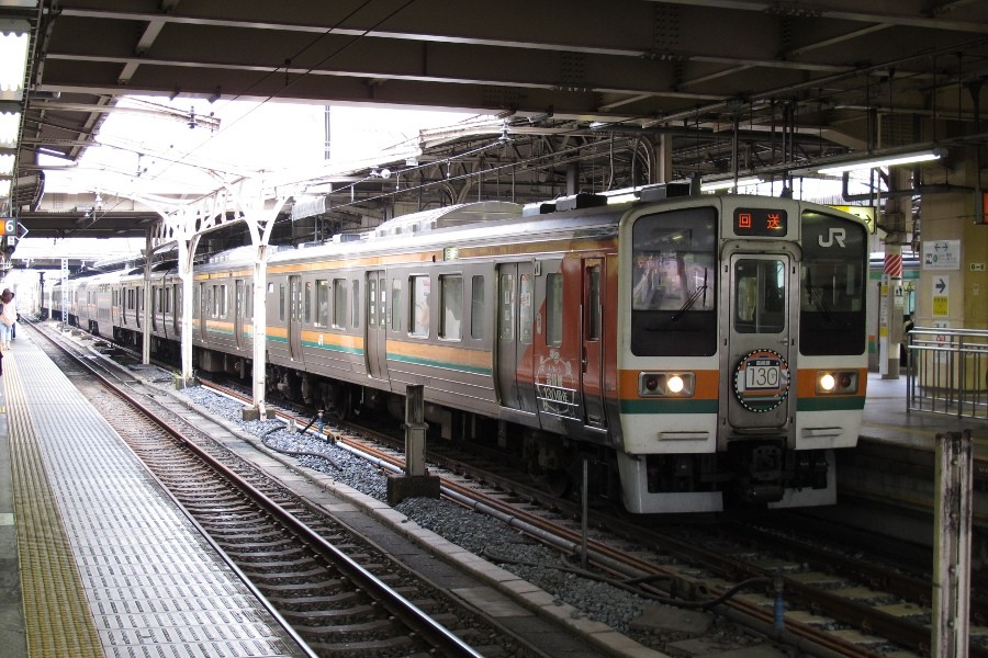 懐かしの塗装を微妙に再現 高崎線開業130周年記念ラッピング車