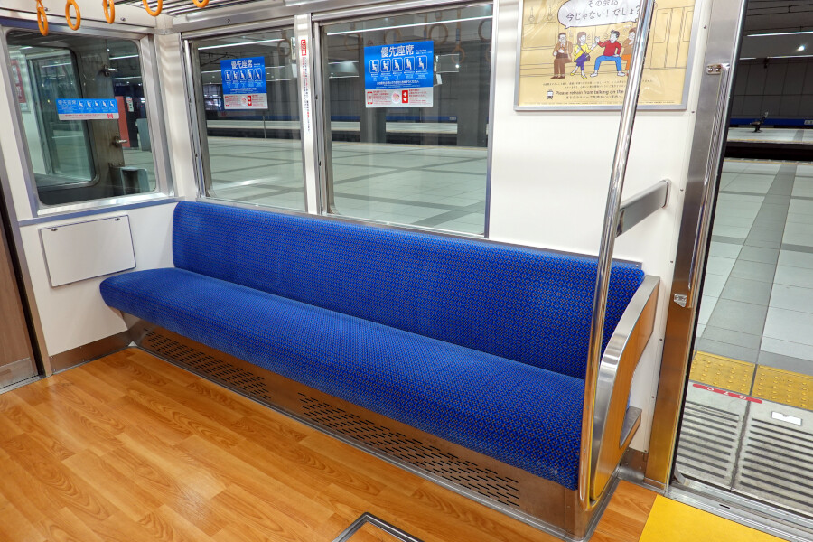 daijiroの放浪旅写真館 : 明るく温かみのある車内 南海 9000系