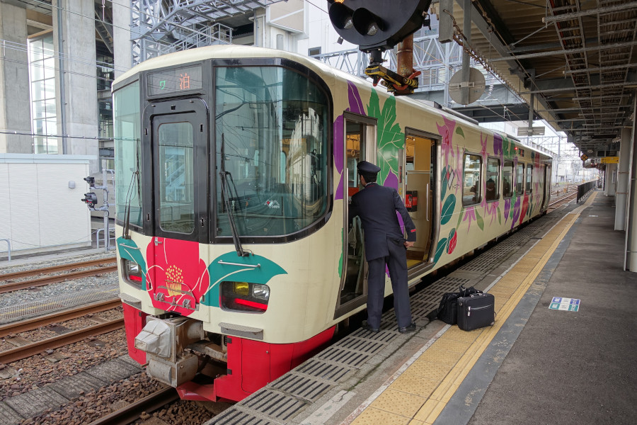 一般車よりグレードの低いイベント対応車？ えちごトキめき鉄道 ET122