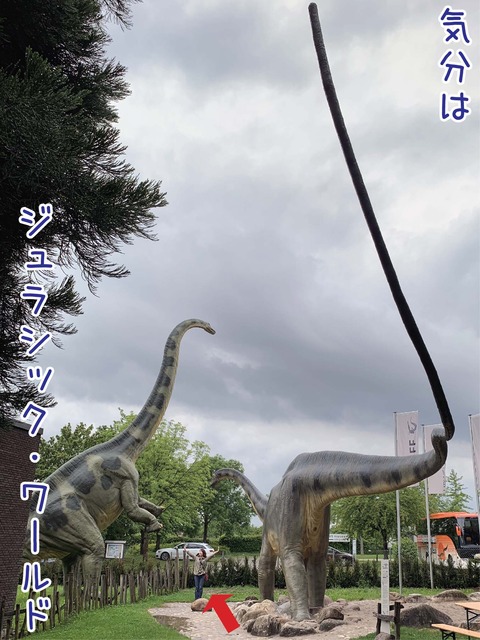 屋外の大型恐竜模型