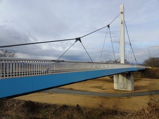 ゆうゆうパークの丘と広場を繋ぐ陸橋（1月2日に撮影）