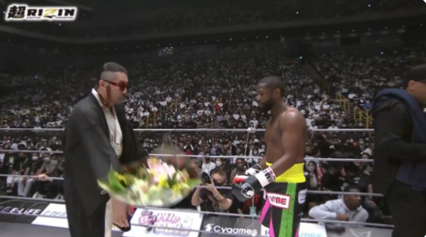 Koシーン 花束地面投げ捨て動画 朝倉未来 フロイド メイウェザーにko負け ごぼうの党代表奥野卓志が花束贈呈で地面に投げつける ネット民大激怒 日本の恥や 超rizin 超絶 厳選 ニュースまとめch