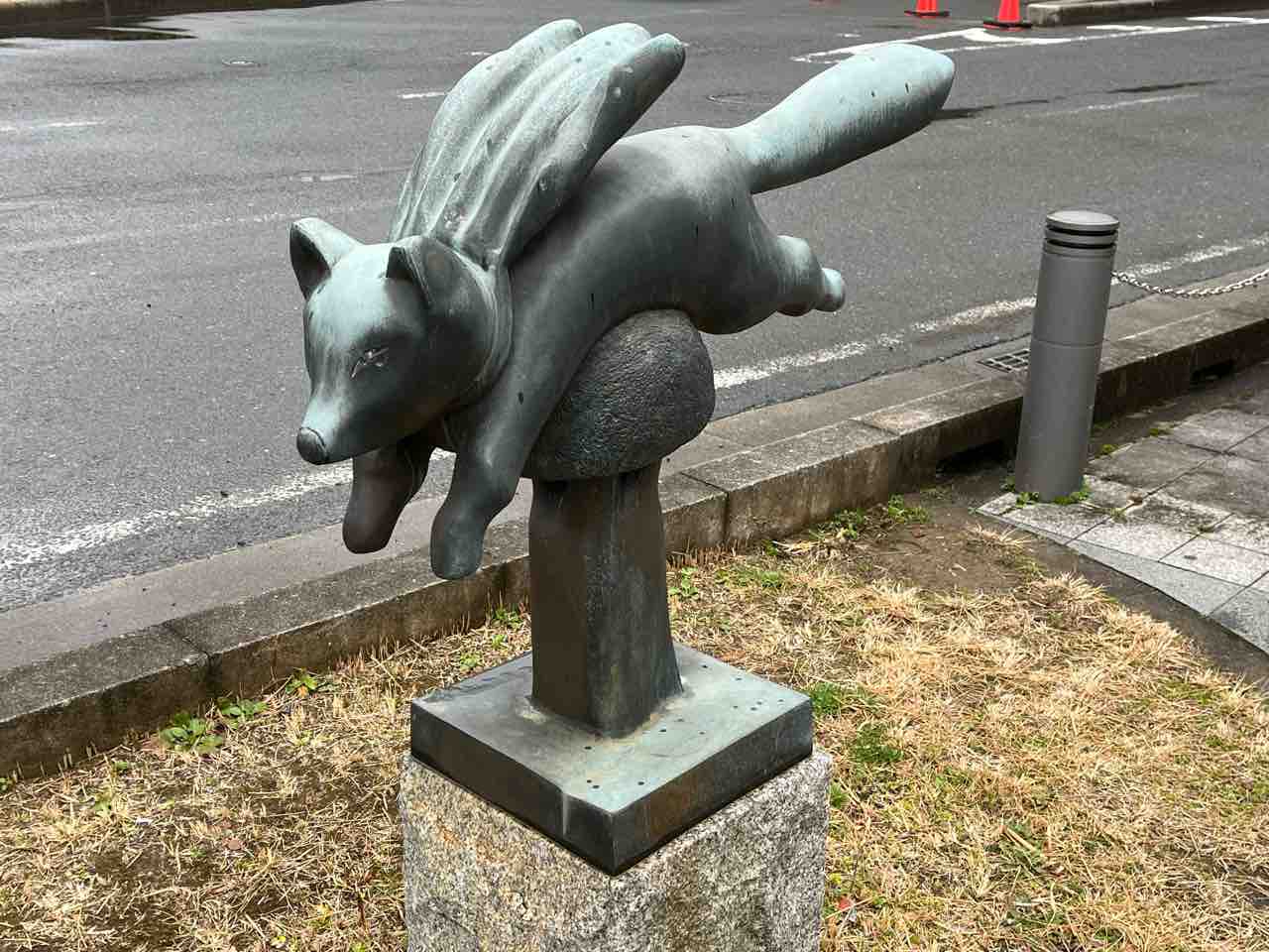 キツネ？ネコ？カワイイブロンズ像を豊橋駅東口で探してみよう
