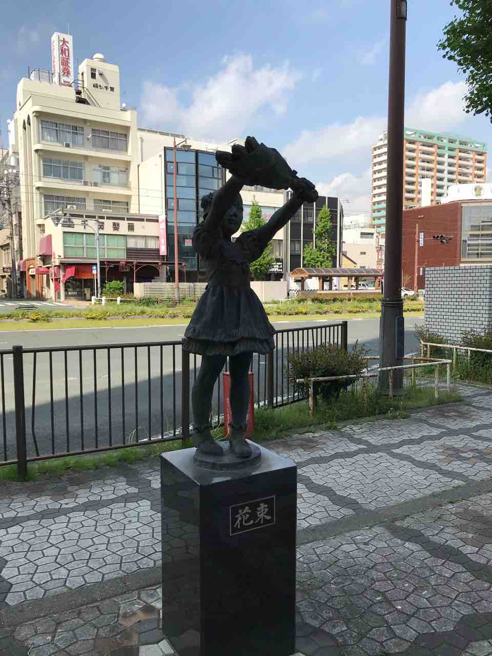キツネ？ネコ？カワイイブロンズ像を豊橋駅東口で探してみよう