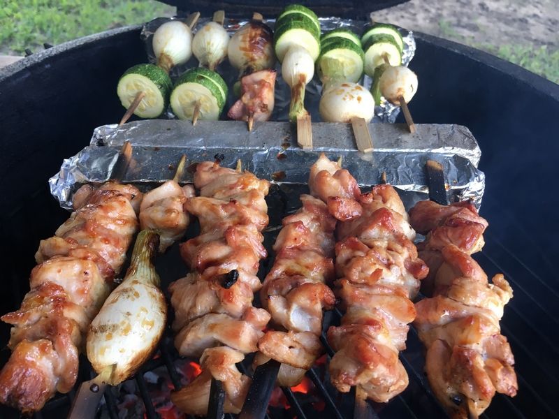 海外のバーベキュー好き バーベキューで日本の焼き鳥と焼きおにぎりを