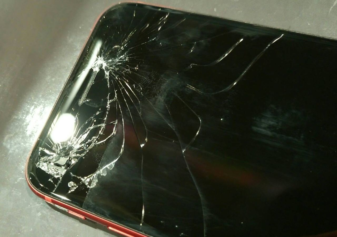 画面が割れて中の基盤が見えている！！そんなiPhoneもキレイに直ります