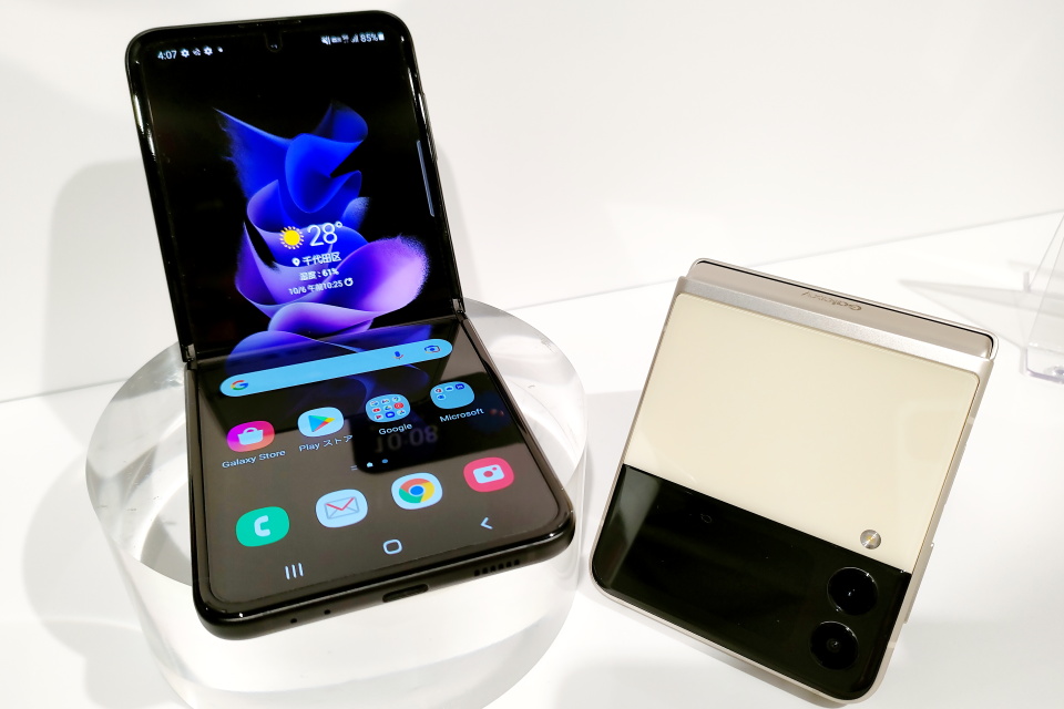 NTTドコモの5G対応縦折りスマホ「Galaxy Z Flip 5G SC-54B」を NTTドコモの5G対応縦折りスマホ「Galaxy Z Flip 5G SC-54B」を