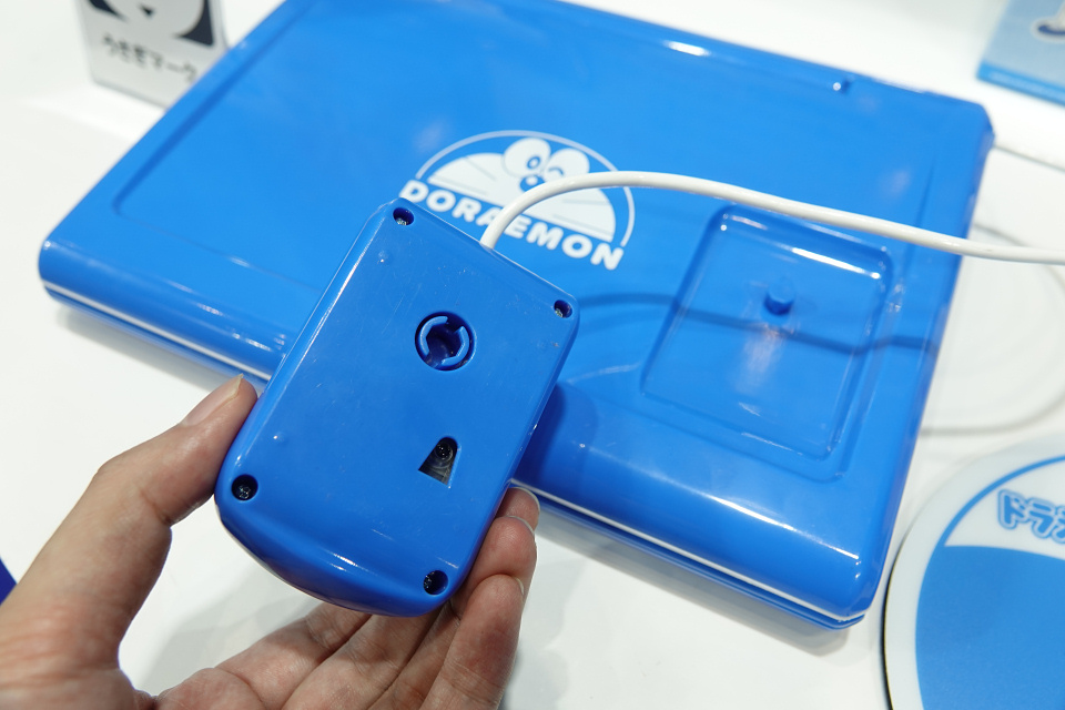 東京おもちゃショー18 ドラえもんと一緒に楽しくパソコン操作やプログラミングを覚えられる ドラえもんステップアップパソコン を写真で紹介 レポート S Max 東京おもちゃショー18 ドラえもんと一緒に楽しくパソコン操作やプログラミングを覚えられる ドラえもんステップアップパソコン を写真で紹介 レポート S Max