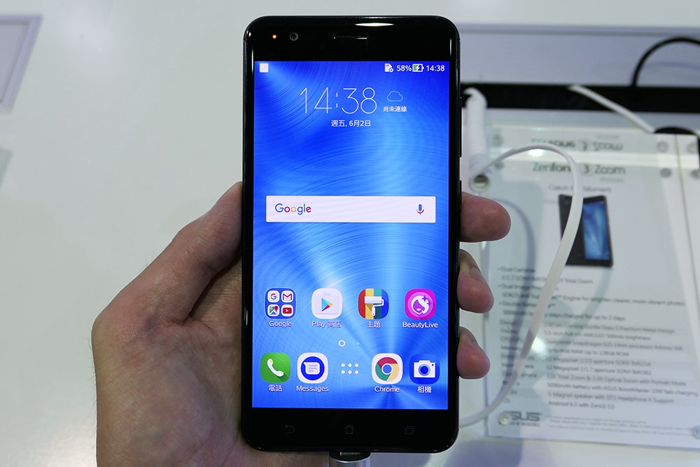 Asus Japan デュアルカメラで光学2 3倍に対応したsimフリースマホ Zenfone Zoom S Ze553kl を発表 6月23日発売で 価格は約6万円に S Max