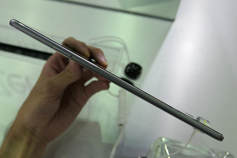 asus-zenpad3-8-z582kl_09