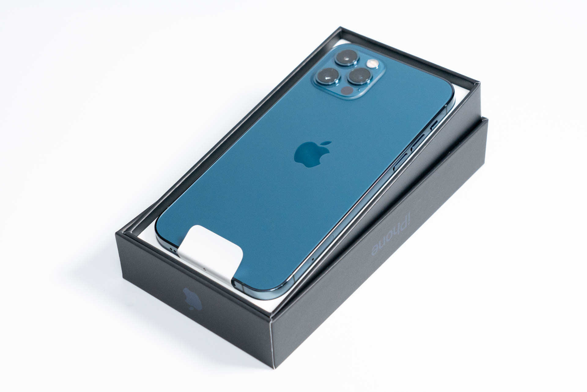 ついに登場 Appleの新スマホ Iphone 12 Pro の新色パシフィックブルーを購入したので開封して外観やパッケージを写真で紹介 レビュー S Max ついに登場 Appleの新スマホ Iphone 12 Pro の新色パシフィックブルーを購入したので開封して外観やパッケージを写真で紹介 レビュー S Max