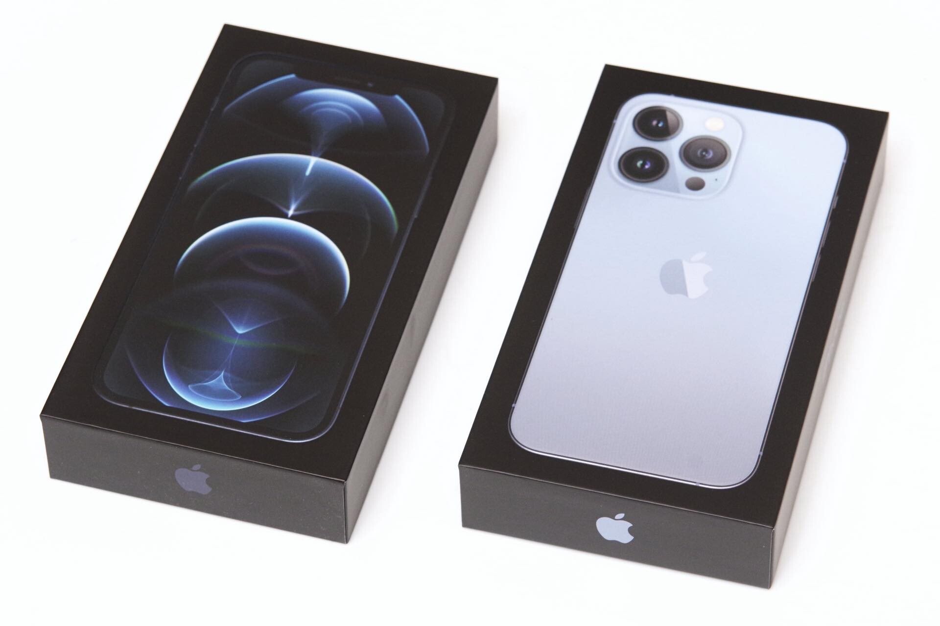 Appleの新型スマホ「iPhone 13 Pro」の新色シエラブルーを購入！開封して外観やパッケージを写真で紹介。iPhone 12 Pro