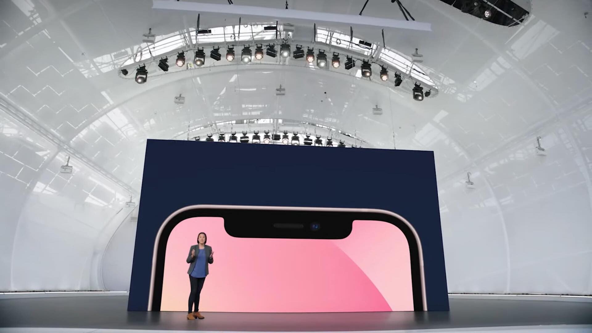  iPhone 13 Pro Maxのダミーモデルには小さなノッチが描かれている